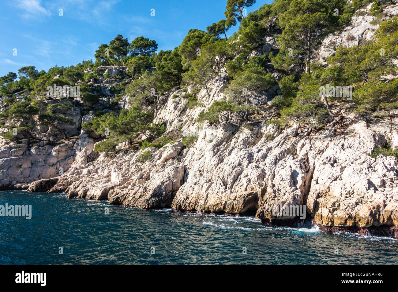 Falaises de calcaire pittoresques surplombant la mer Méditerranée au parc national des Calanques, France Banque D'Images