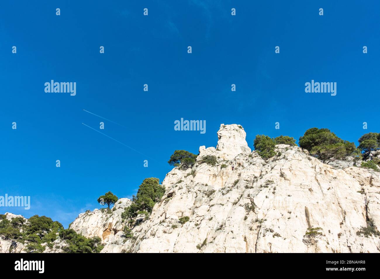 Les imposantes roches calcaires dominant la Calanque d'en-Vau au Parc national des Calanques, France Banque D'Images