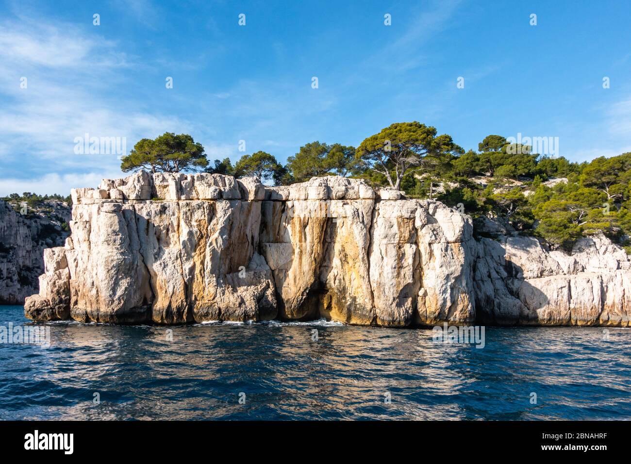 Les imposantes falaises de calcaire surplombant la mer Méditerranée au parc national des Calanques près de Cassis, France Banque D'Images