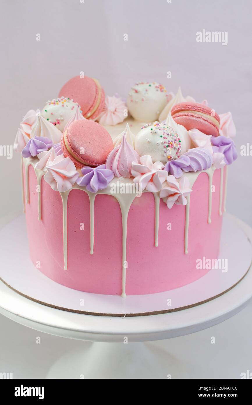 Gateau Rose Tendre Decore De Chocolat Blanc Fondu Macarons Meringues Pates A Gateau Et Bonbons Sur Cakestan Blanc Arriere Plan Simple Photo Stock Alamy