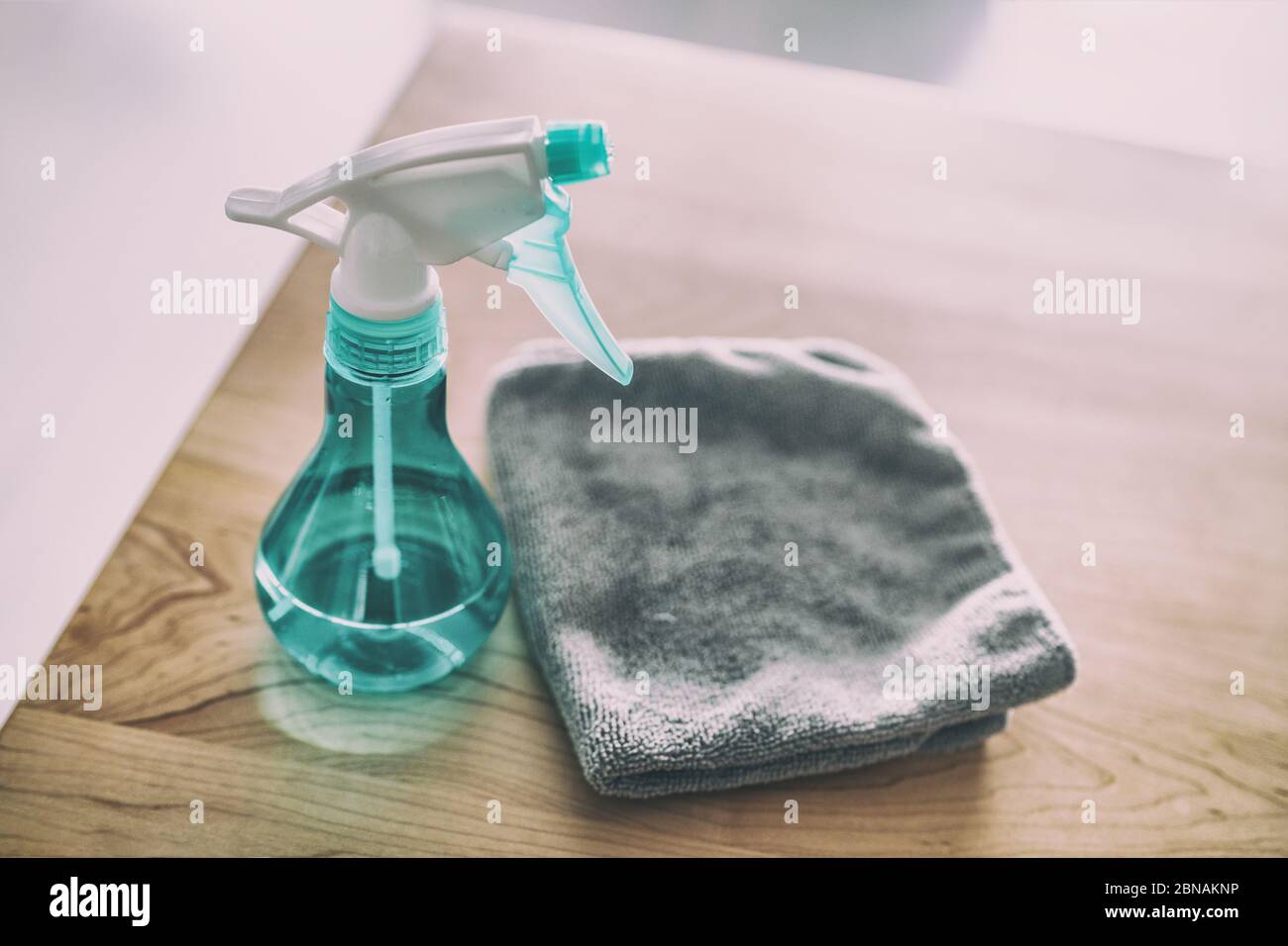 Nettoyage de surface maison cuisine nettoyant tout usage désinfectant vaporisateur avec une serviette pour nettoyer les surfaces à contact élevé de la contagion du virus COVID-19. Banque D'Images