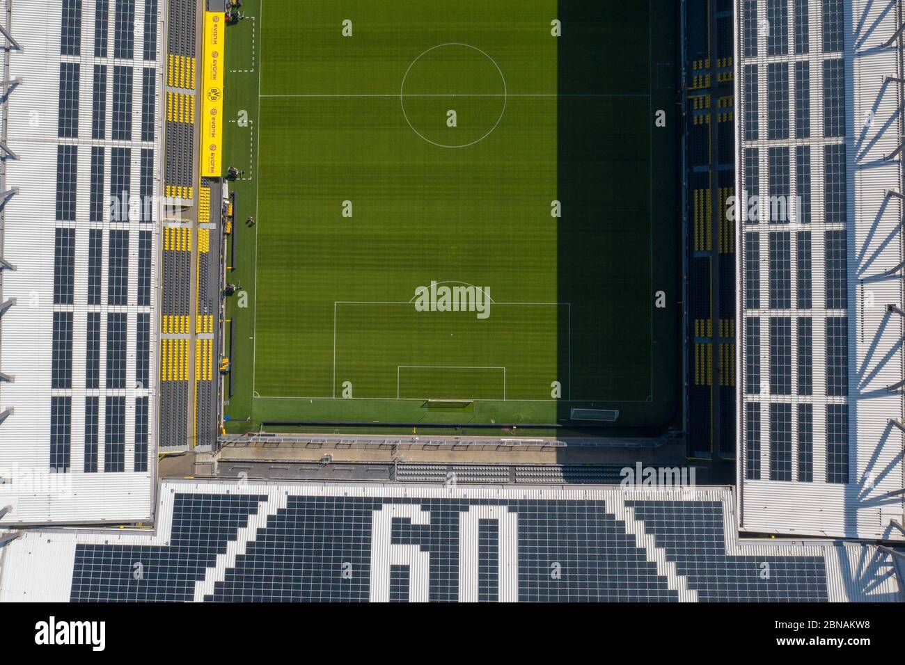 Dortmund, Allemagne. 2020 mai 08.05.2020. Firo: 2019, football, 1.Bundesliga, saison 2020/04, BVB, Borussia Dortmund, signal de stade IDUNA PARK, drone, image de drone, vue aérienne, before DERBY, Revierderby BVB - Schalke 19, redémarrage de la Bundesliga après interruption par CORONA, COVID- , terrain de terrain de jeu, usage graphique, terrain de toit, usage, modèle, usage, actualités en direct de dpa/Alay Banque D'Images