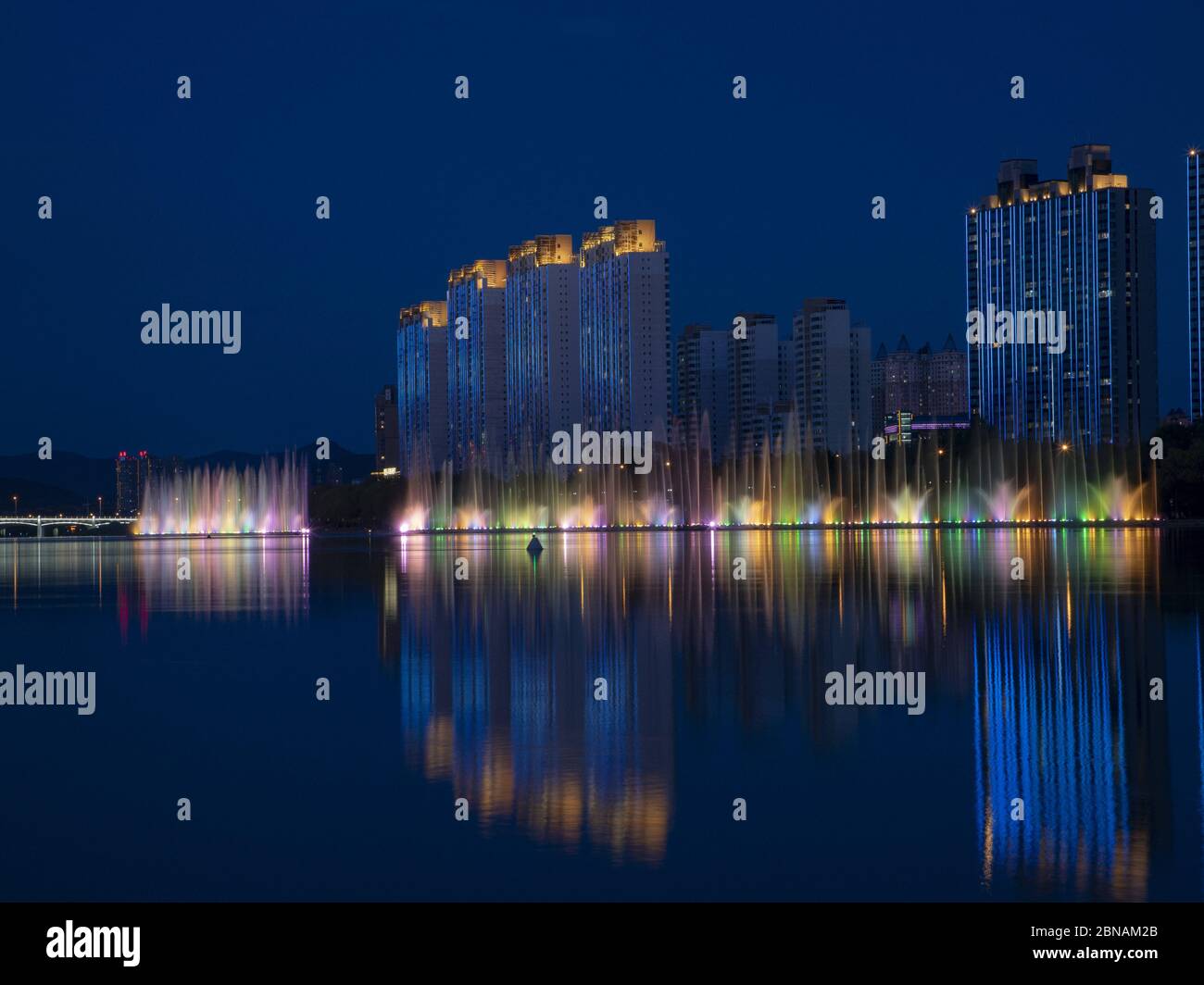 Jilin, Jilin, Chine. 14 mai 2020. Jilinà¯ÂμÅ'CHINA-VUE sur la rivière songhua dans la ville de jilin, province de jilin, 12 mai 2020. 7, lisse comme un miroir de la rivière songhua des deux côtés des lumières, avec la belle musique, 500 plus que le facteur de flottant fontaine de musique colorée commencent à changer l'eau pour faire un effet de coup, coloré, bâtiment et porte de linjiang est plus riche et coloré néon signes, la nuit de la rivière nord vêtue exceptionnellement lumineux, comme un fairyland en général. Crédit : SIPA Asia/ZUMA Wire/Alay Live News Banque D'Images