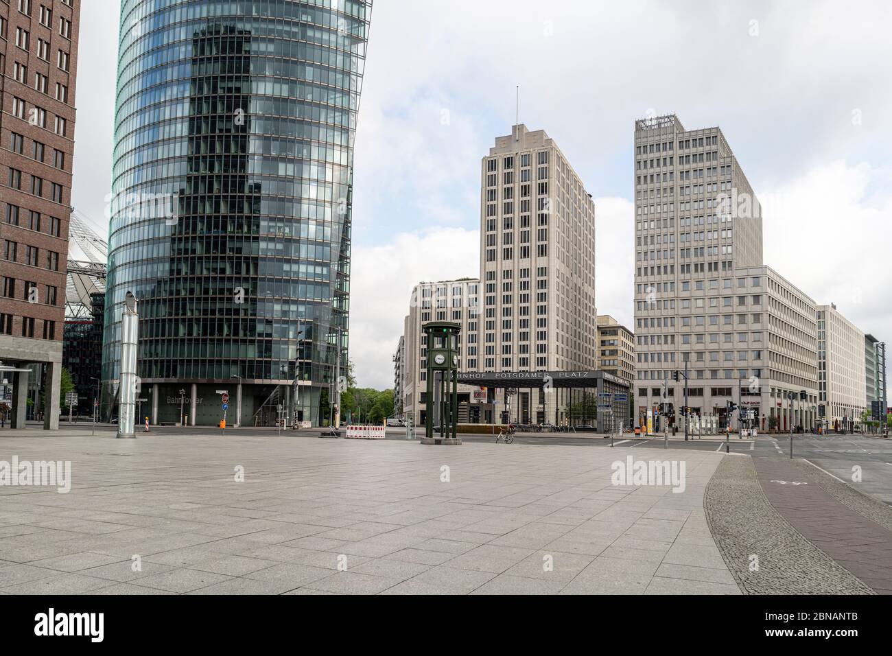 La Potsdamer Platz abrite une place publique, une gare, un carrefour, des bureaux, des hôtels et d'autres installations à Berlin, en Allemagne Banque D'Images