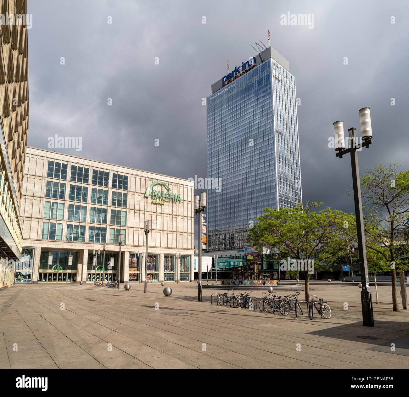 Une Alexanderplatz très calme, avec le grand magasin Galeria Kaufhof et le Park Inn Hotel, à Berlin, en Allemagne Banque D'Images