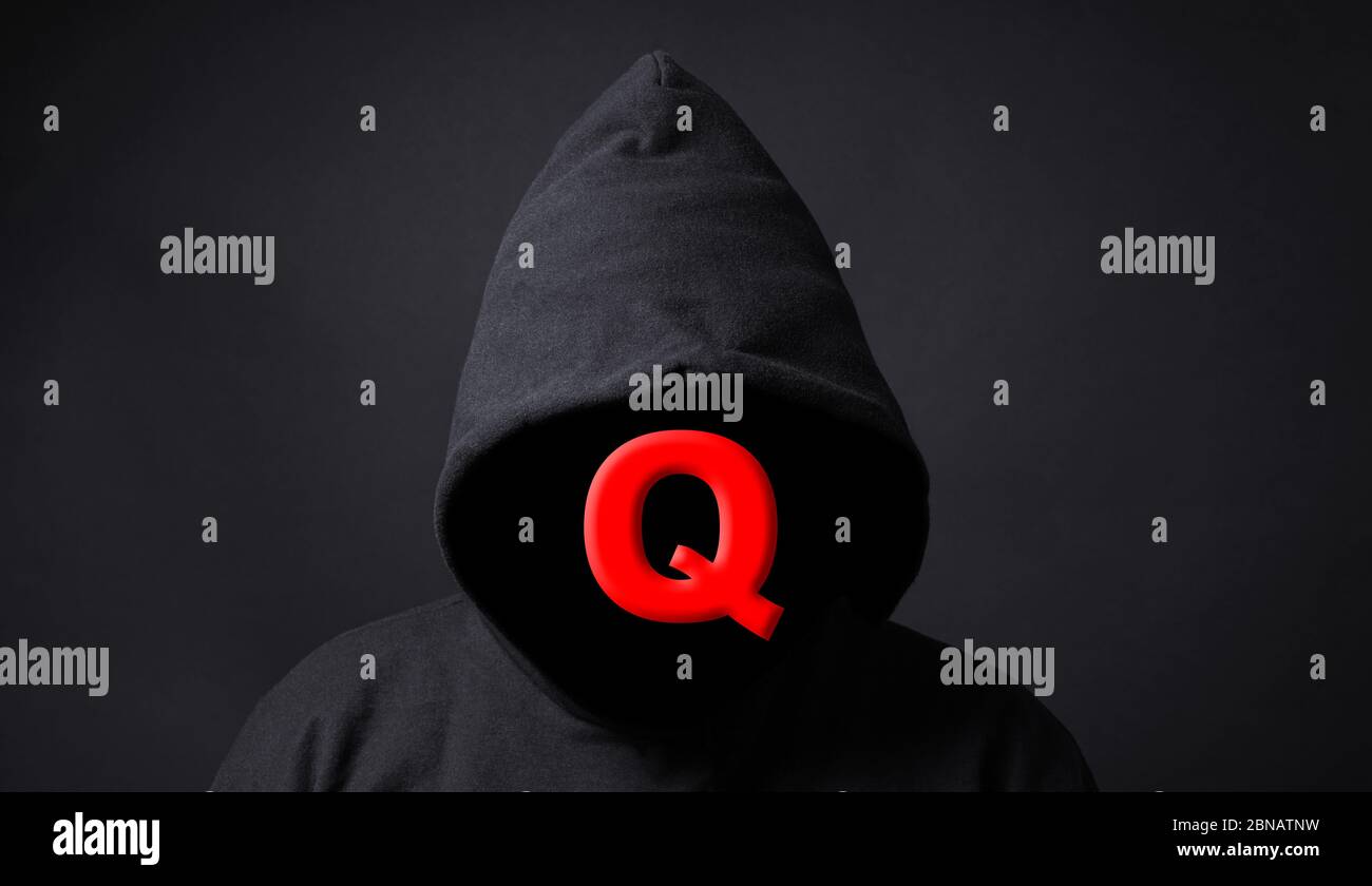 QAnon théorie du complot - symbole Q sur une personne sans visage portant un sweat à capuche noir Banque D'Images