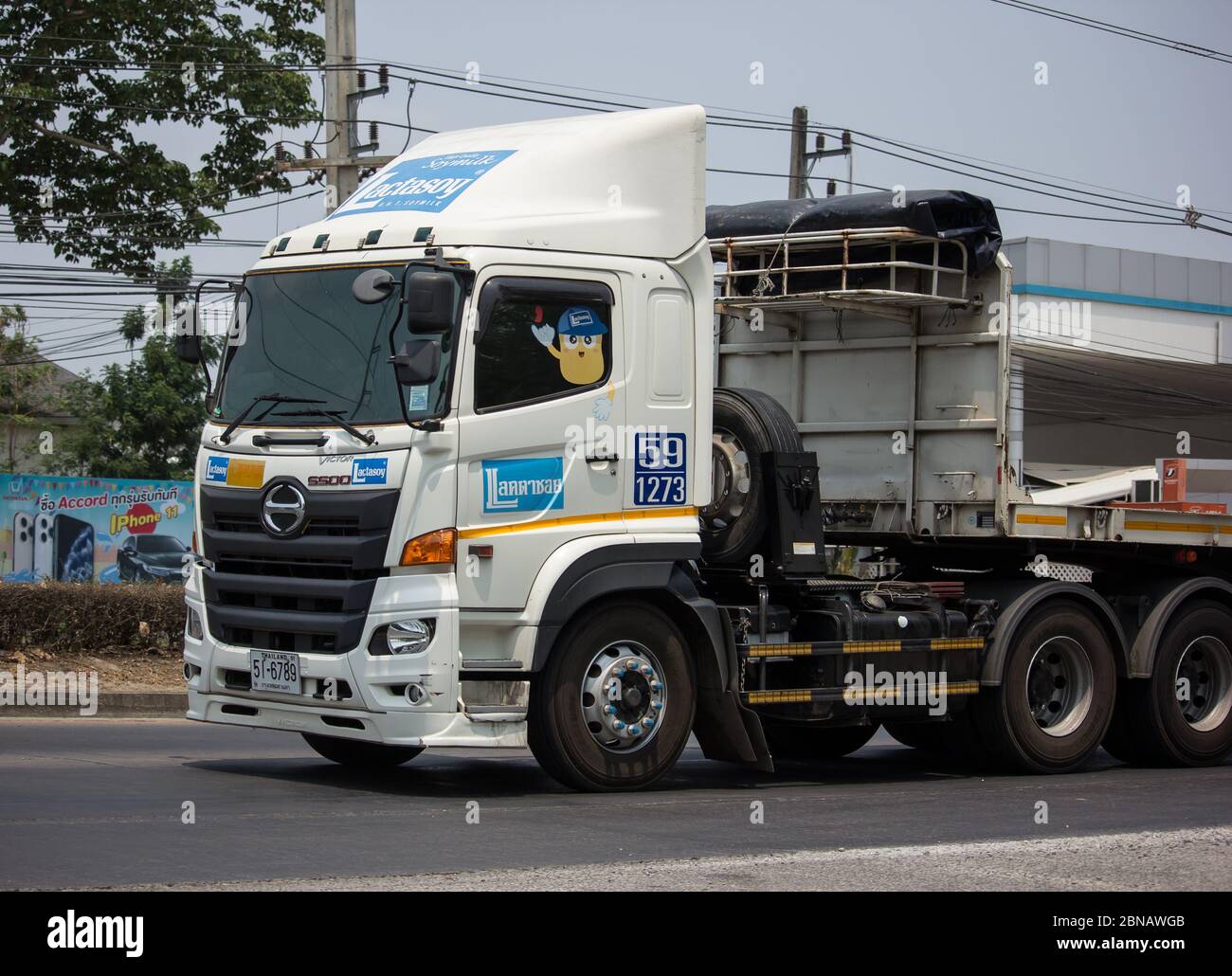 Chiangmai, Thaïlande - avril 14 2020 : camion-conteneur de Lactasoy Company, produit laitier de soja. Sur la route n°1001, à 8 km de la ville de Chiangmai. Banque D'Images
