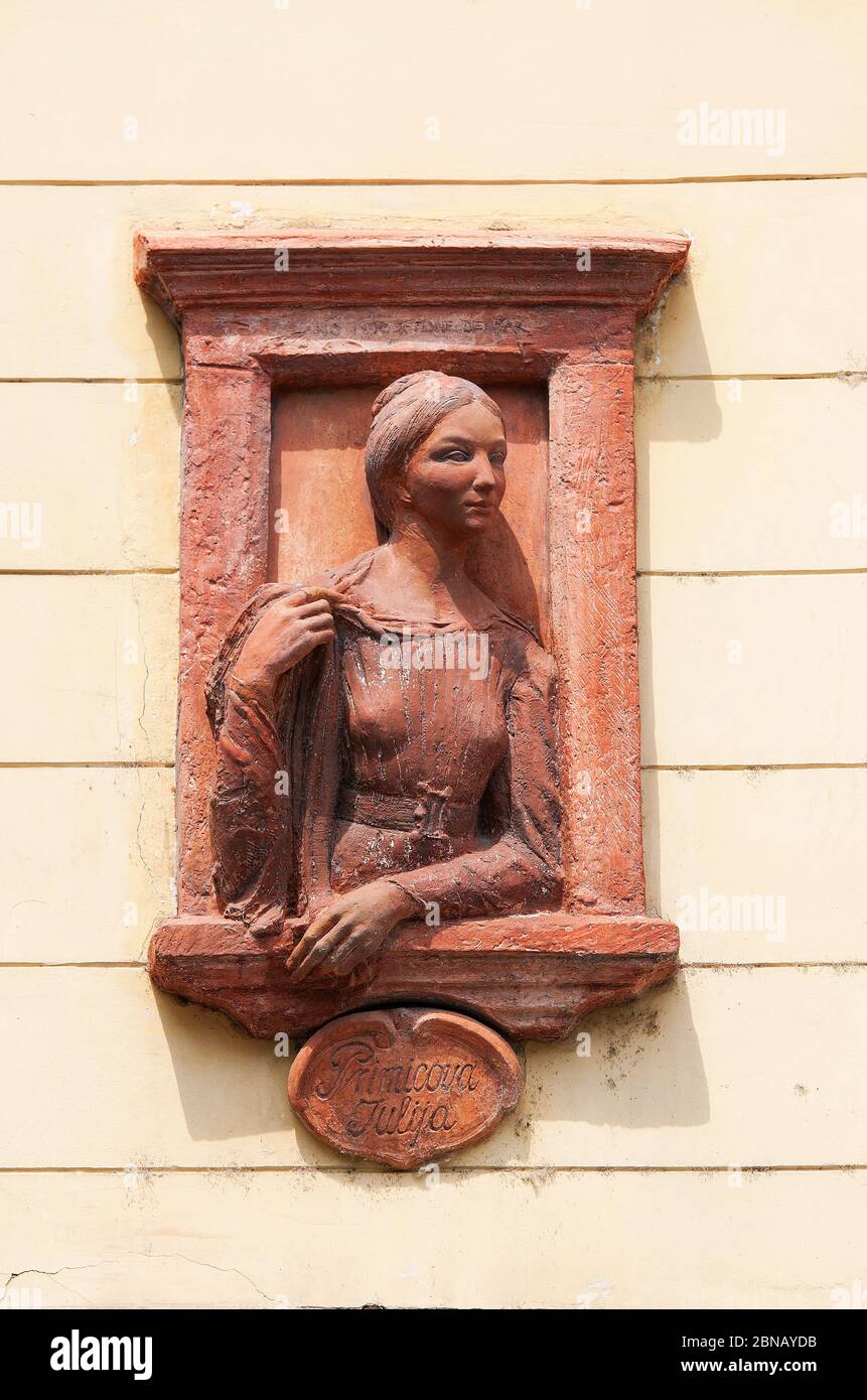 Statue de Julija Primic (par Tone Demšar), grand amour du poète slovène Preseren, sur le mur de Wolfoca ulica, Ljubljana, Slovénie Banque D'Images