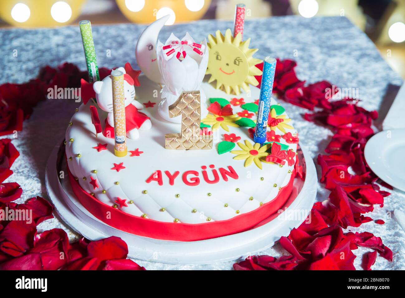 Un Coeur Fait De Petales Sur Une Table Blanche Gateau Blanc Anniversaire De Naissance A Un An Chat Soleil Lune L Ecriture D Aygun Azerbaidjan Bakou 03 12 Photo Stock Alamy