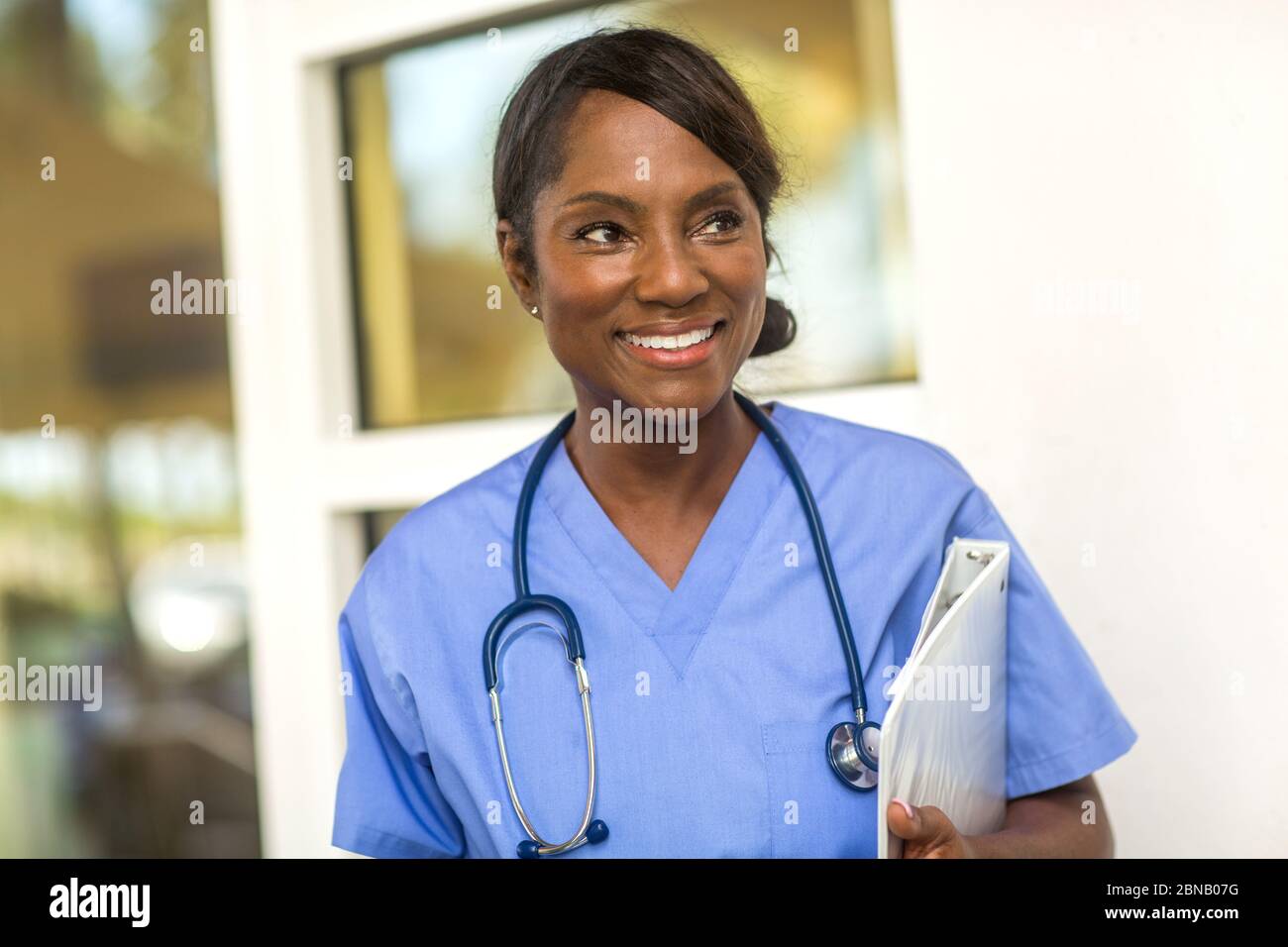 Femme mature qui travaille comme fournisseur de soins de santé. Banque D'Images