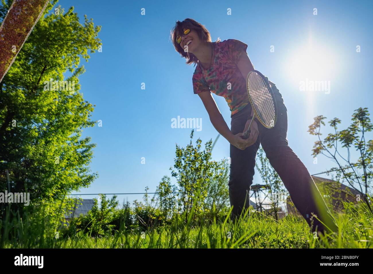 Une fille joue au badminton dans une clairière. Passe-temps d'été Banque D'Images