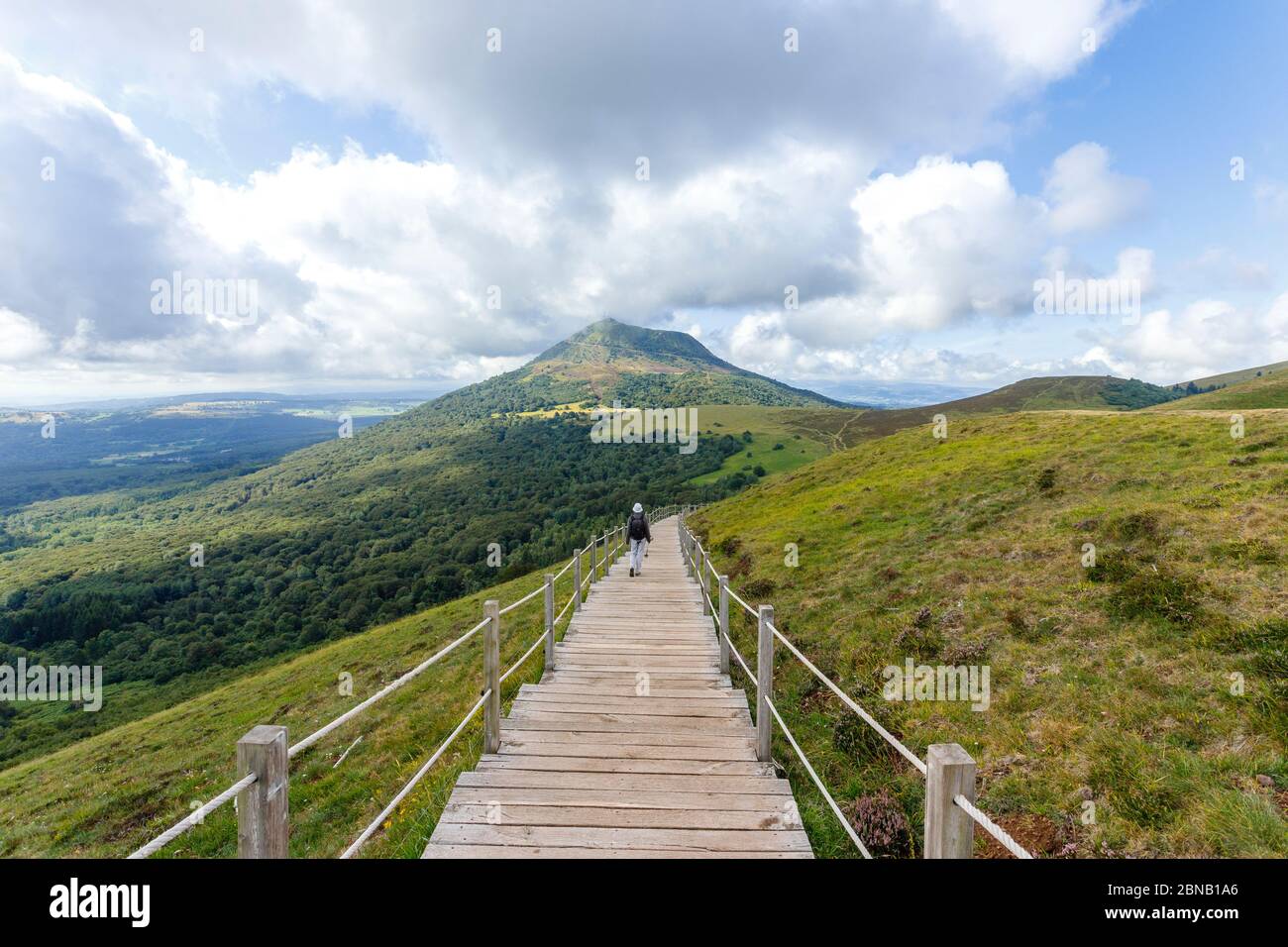 France, Puy de Dome, Parc naturel régional des Volcans d'Auvergne, chaîne des Puys classée au patrimoine mondial par l'UNESCO, Orcines, descente du Puy Pariou Banque D'Images