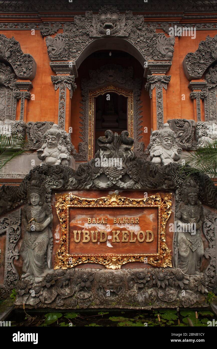 Vue verticale de la spectaculaire entrée du théâtre Balai Banjar Ubud Kemod, Ubud, Bali, Indonésie Banque D'Images