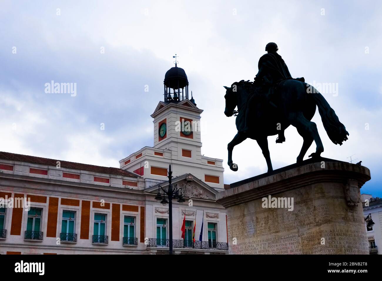 Partie supérieure du kiosque de la presse à Puerta del sol, Madrid, avec la véritable Casa de Correos en arrière-plan. Banque D'Images