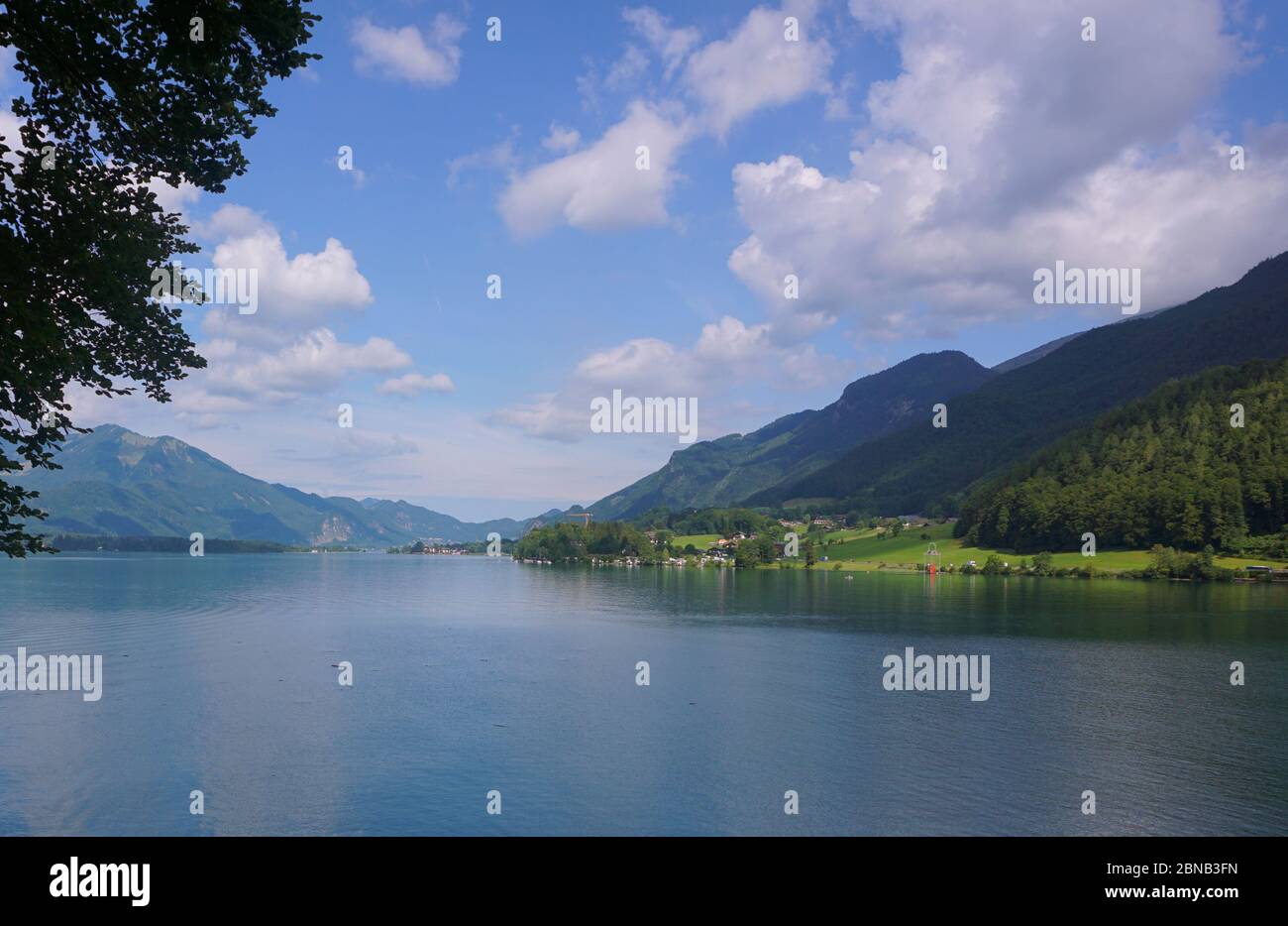 Vue panoramique sur le lac par les arbres contre le ciel Banque D'Images