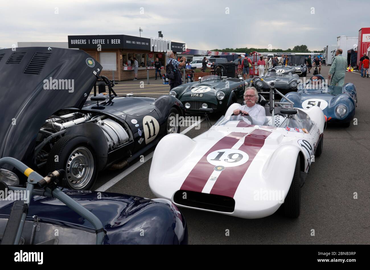 Ralf Emmerling assis dans son White, 1959, Elva MKV, en attendant la séance de qualification du Stirling Moss Trophy pour les Sportcars antérieurs à 61. Banque D'Images