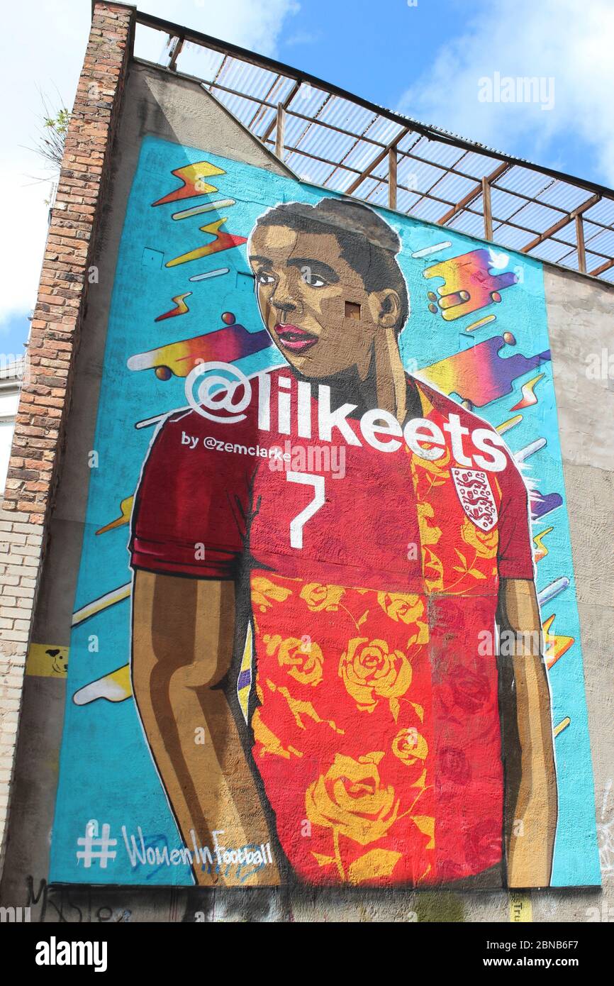 Street Art à Liverpool - les femmes dans le football - Nikita Pariris a.k.a. Keets Banque D'Images