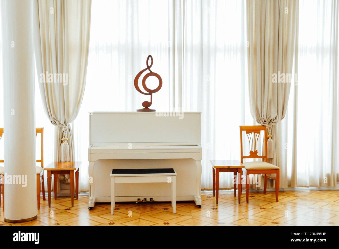 piano blanc pour la musique dans l'intérieur d'une salle blanche avec une fenêtre Banque D'Images
