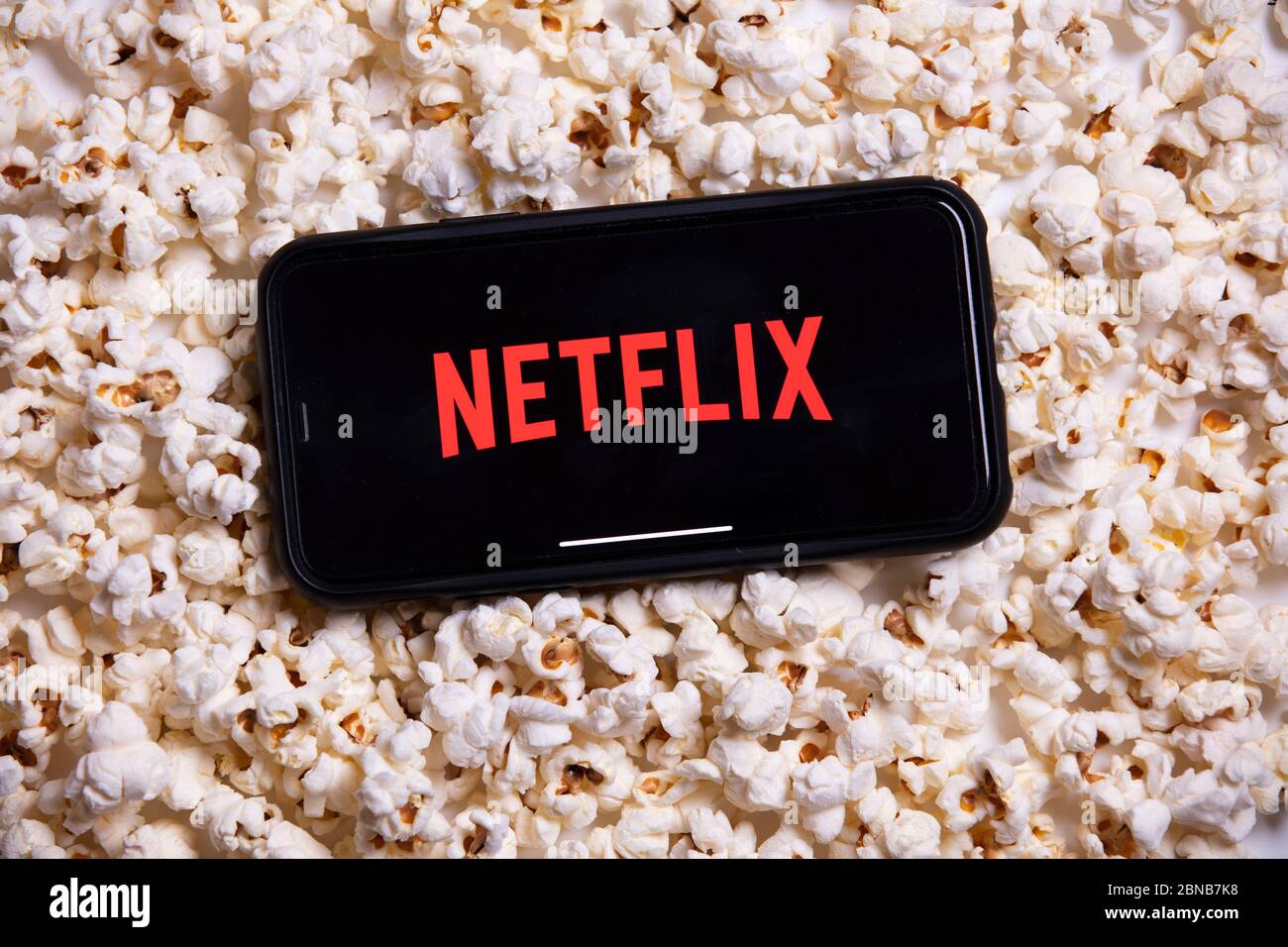 LONDRES, Royaume-Uni - 14 2020 MAI : logo Netflix sur un smartphone avec pop-corn Banque D'Images