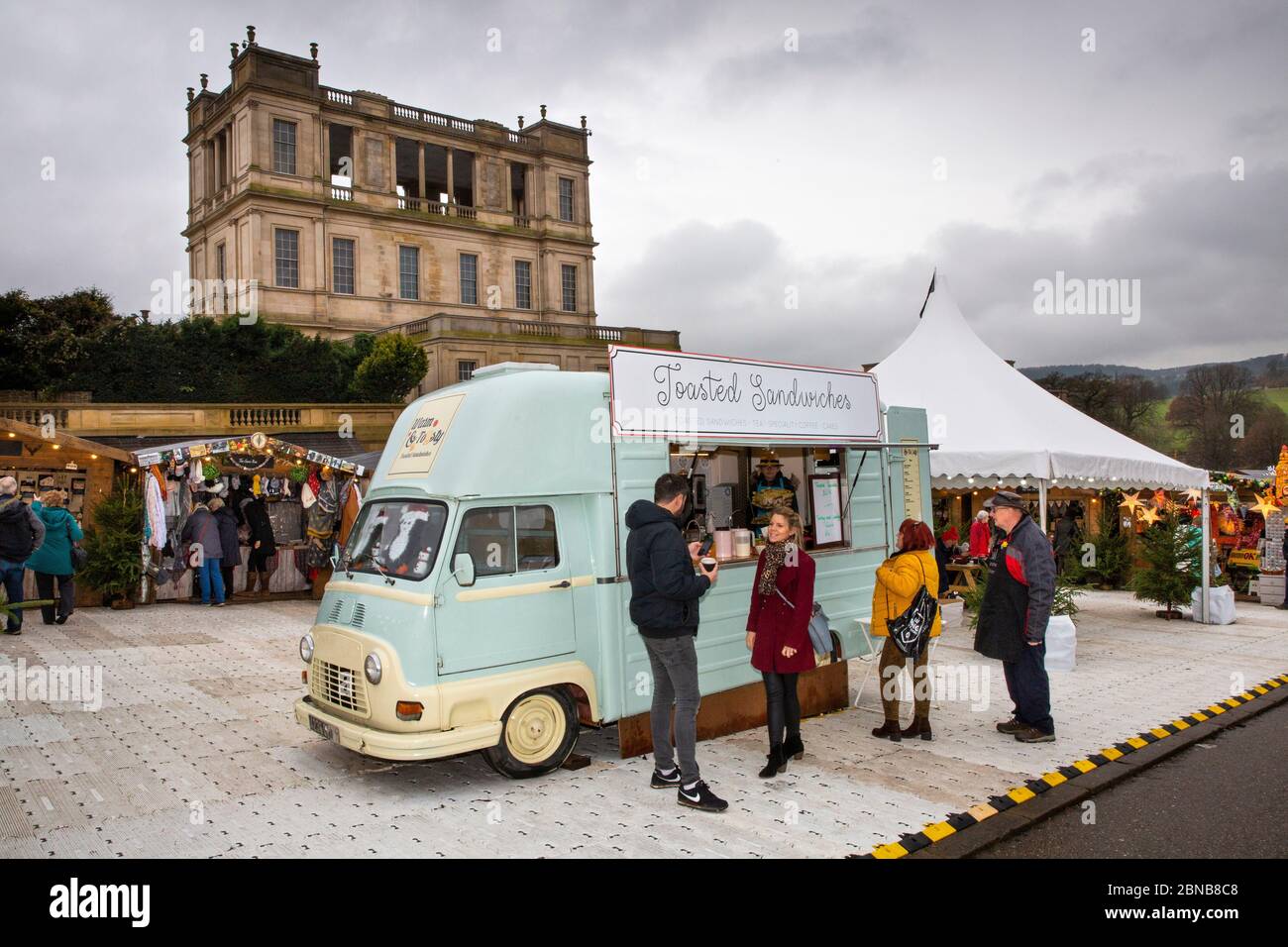 Royaume-Uni, Angleterre, Derbyshire, Edensor, Chatsworth House, marché de Noël, clients à la camionnette rétro croque-monsieur au stand près de Hall Banque D'Images