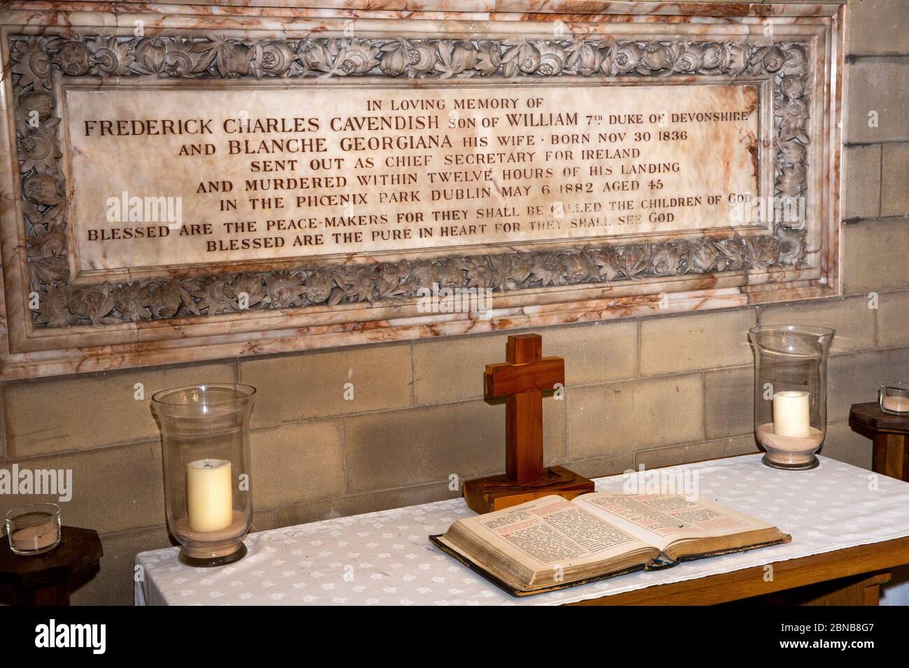 Royaume-Uni, Angleterre, Derbyshire, Edensor, Norman Villa, chapelle Cavendish de l'église Saint-Pierre, mémorial de Frederick Cavendish, secrétaire en chef de l'Irlande, murde Banque D'Images