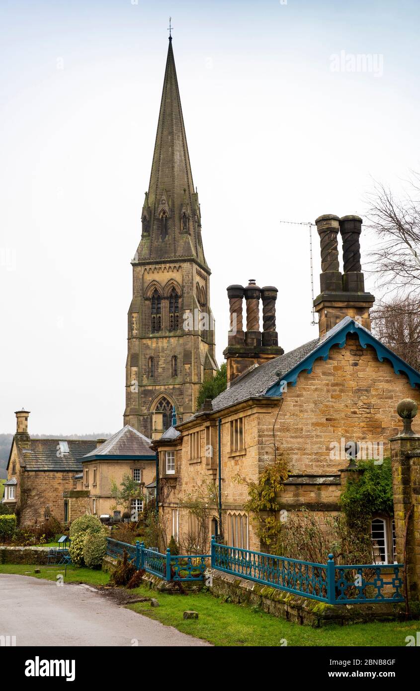 Royaume-Uni, Angleterre, Derbyshire, Edensor, maisons du milieu de l'époque victorienne sous la flèche de l'église Saint-Pierre Banque D'Images