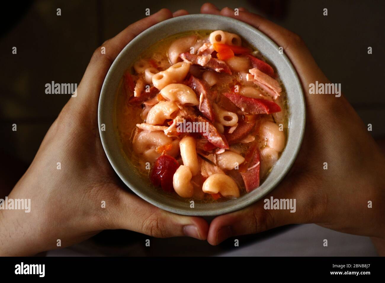 Photo de la soupe macaroni fraîchement cuite dans un bol appelé Sopas en philippin Banque D'Images