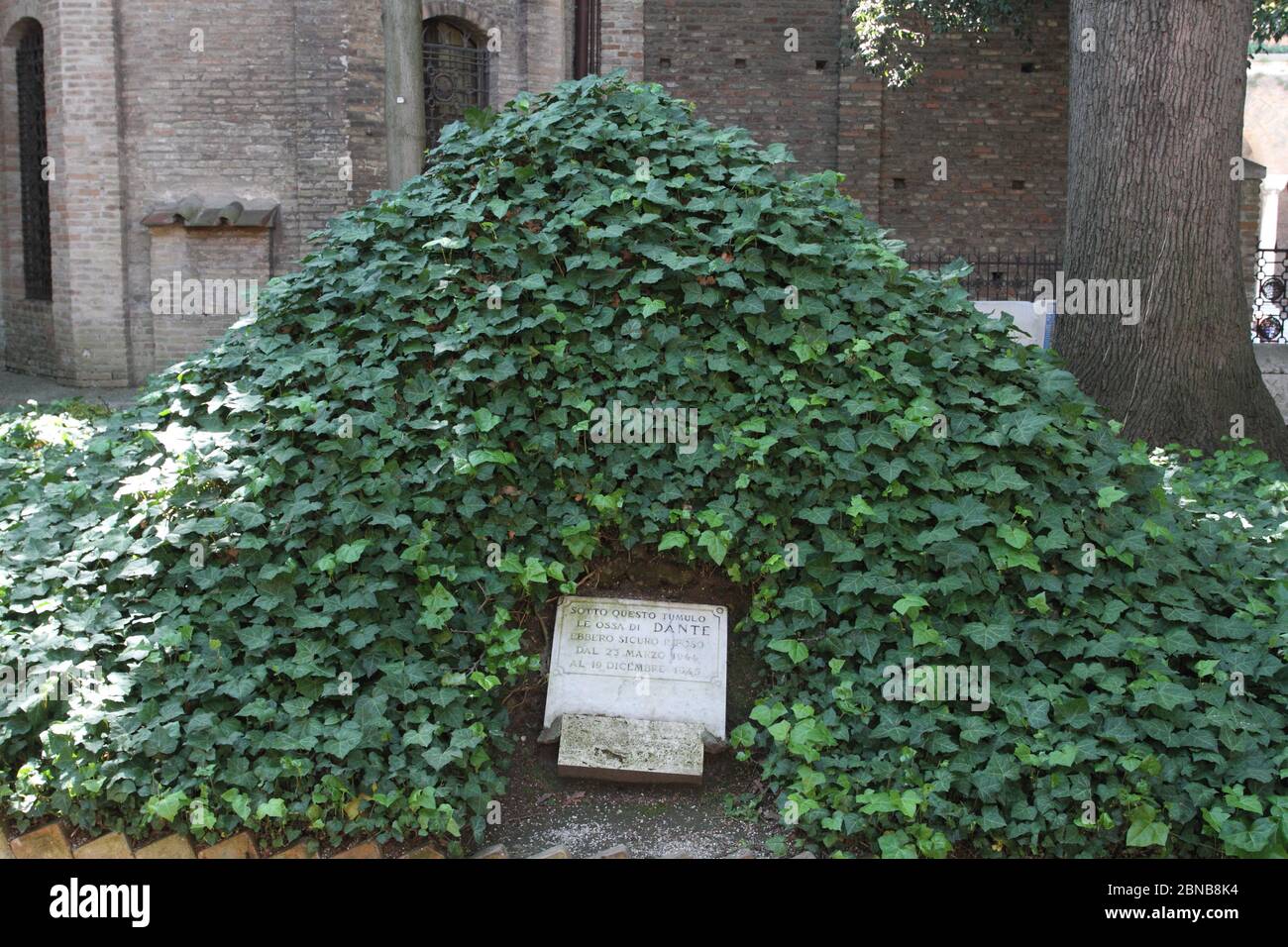 Ravenne, Italie - 22 avril 2017 : la plaie avec plaque, qui accueille les vestiges de Dante pendant la Seconde Guerre mondiale Banque D'Images