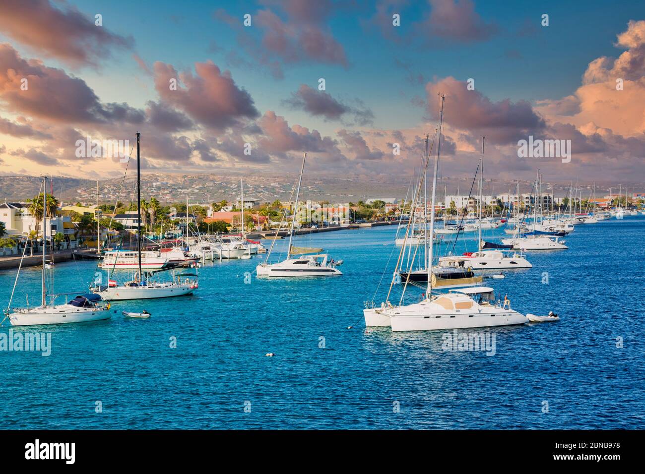 Bateaux blancs amarrés à Bonaire Harbour Banque D'Images