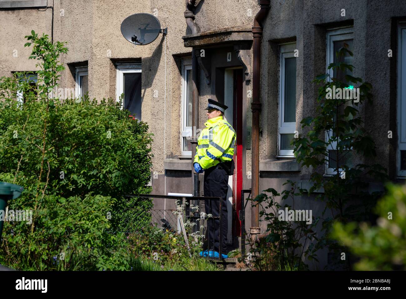 Edimbourg, Ecosse, Royaume-Uni. 14 mai 2020. Une équipe policière et judiciaire assiste à une scène de crime dans le quartier de Restalrig à Édimbourg à la suite d'une agression grave dans une propriété de Hawkhill Avenue, à l'est de la ville. L'incident s'est produit vers 22 h 30 le mercredi 13 mai 2020 et un homme de 27 ans a été emmené à l'infirmerie royale d'Édimbourg pour traitement de ses blessures. Iain Masterton/Alay Live News Banque D'Images