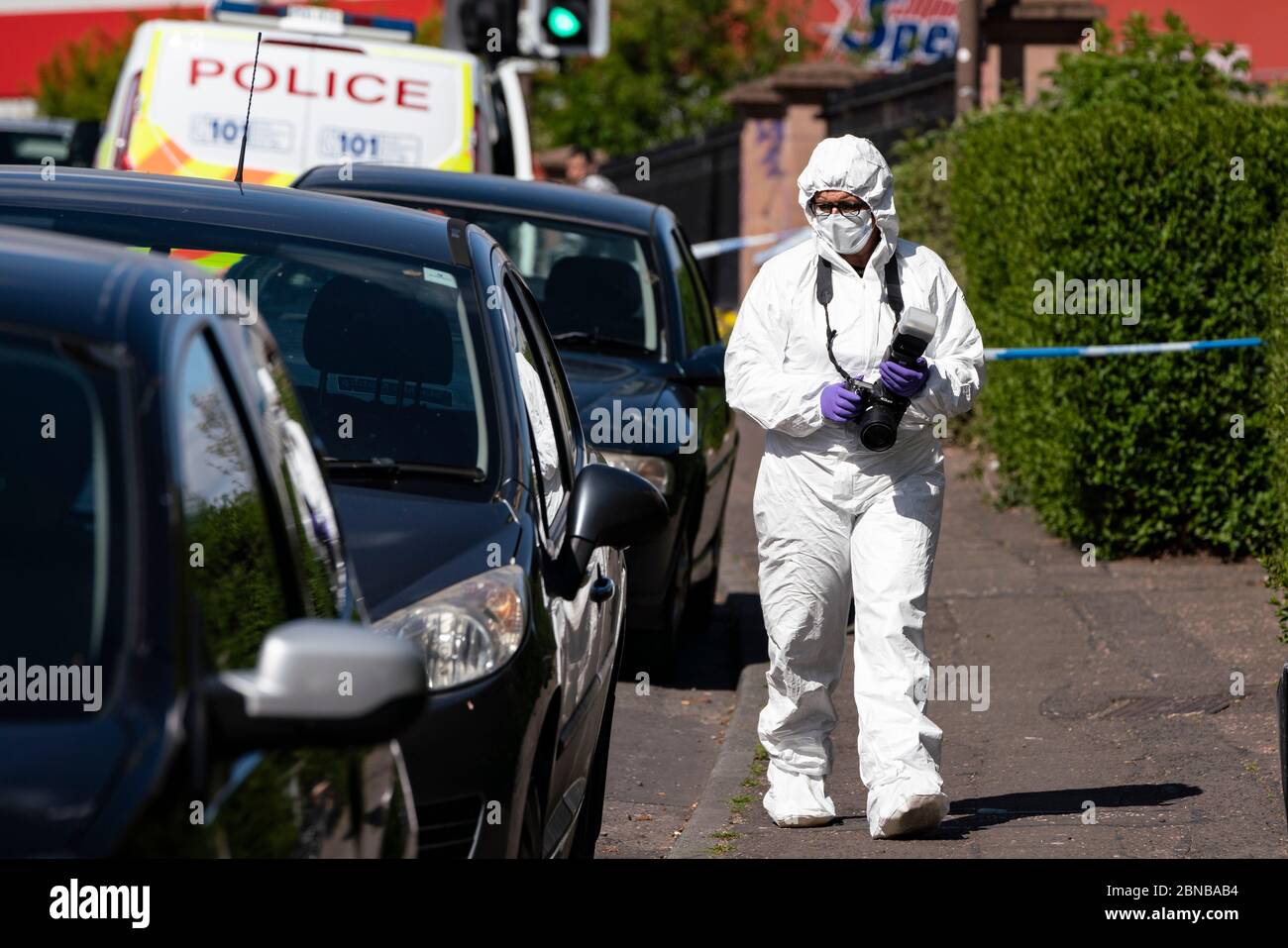 Edimbourg, Ecosse, Royaume-Uni. 14 mai 2020. Une équipe policière et judiciaire assiste à une scène de crime dans le quartier de Restalrig à Édimbourg à la suite d'une agression grave dans une propriété de Hawkhill Avenue, à l'est de la ville. L'incident s'est produit vers 22 h 30 le mercredi 13 mai 2020 et un homme de 27 ans a été emmené à l'infirmerie royale d'Édimbourg pour traitement de ses blessures. Iain Masterton/Alay Live News Banque D'Images