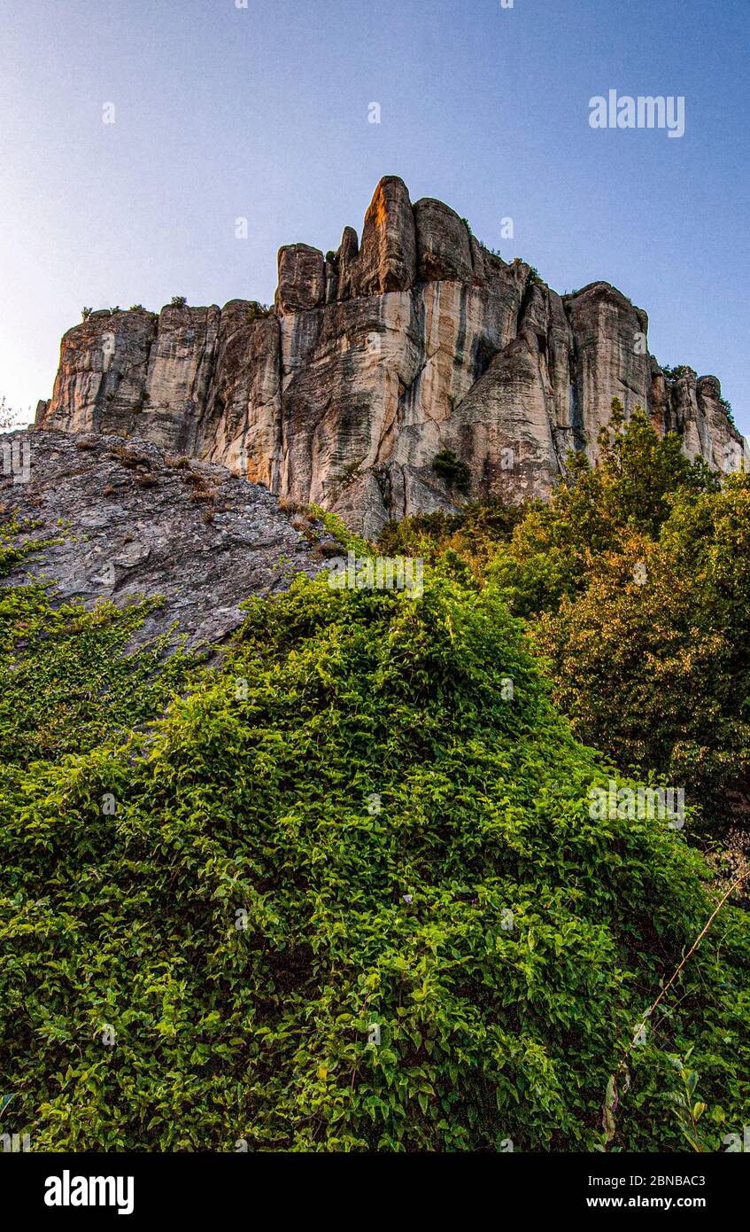 Emilia Romagna - UNE vue d'ensemble du mur sur lequel la via ferratas principale et les routes d'escalade de la Pietra di Bismantova vent. Banque D'Images