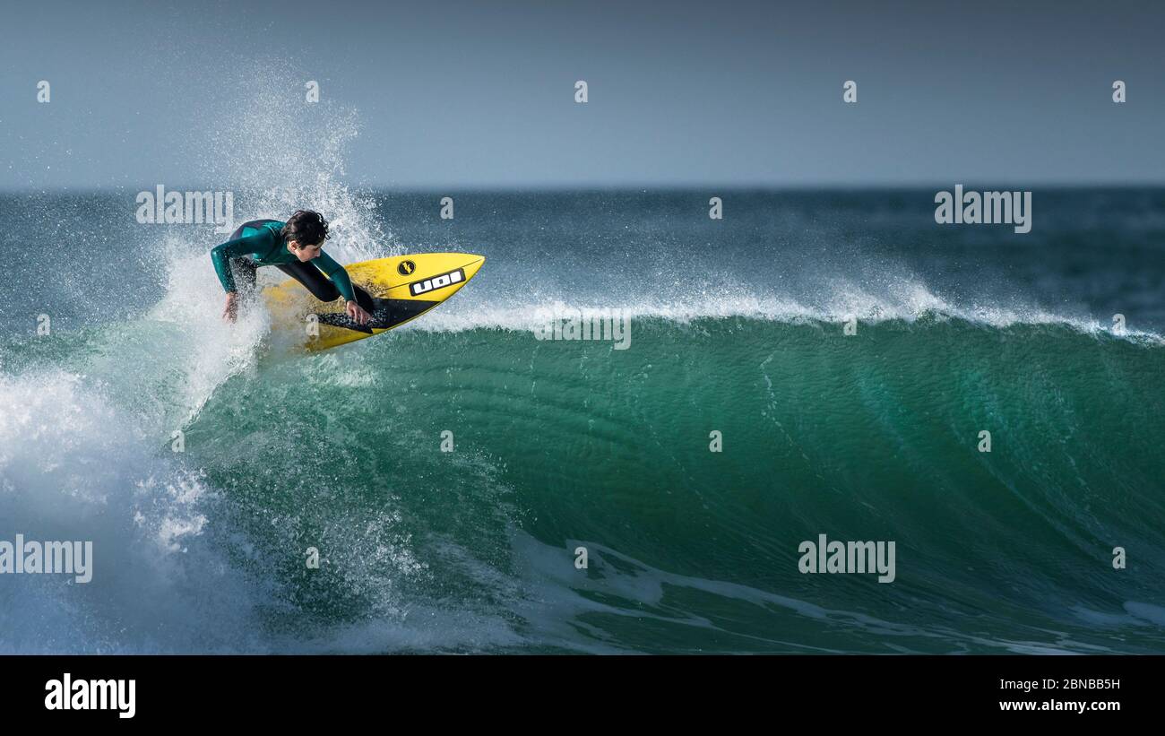 Une image panoramique de l'action spectaculaire du surf à Fistral à Newquay, en Cornouailles. Banque D'Images