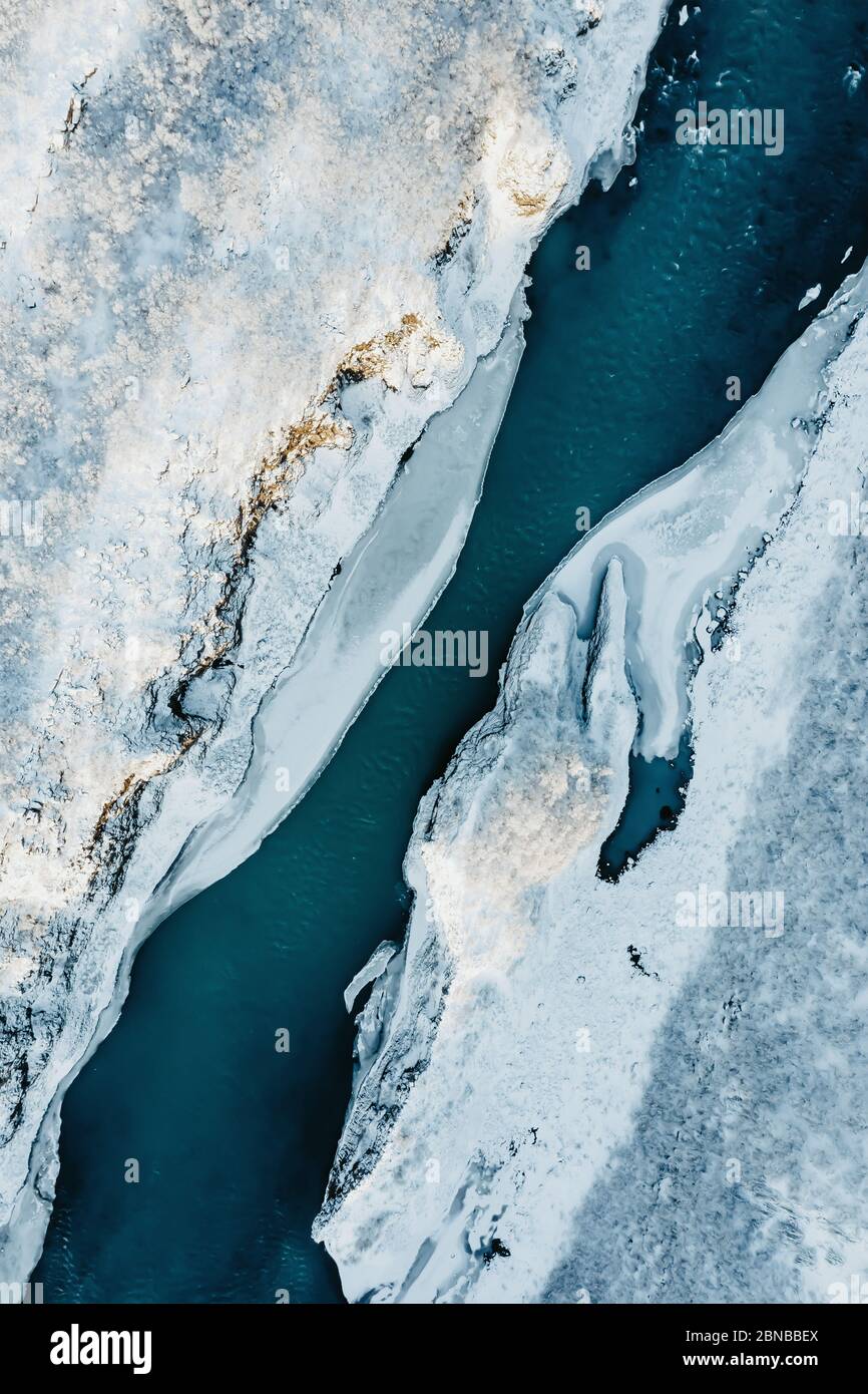 Vue aérienne d'une rivière en Islande avec eau turquoise, glace de fusion, changement climatique et concept de réchauffement planétaire Banque D'Images