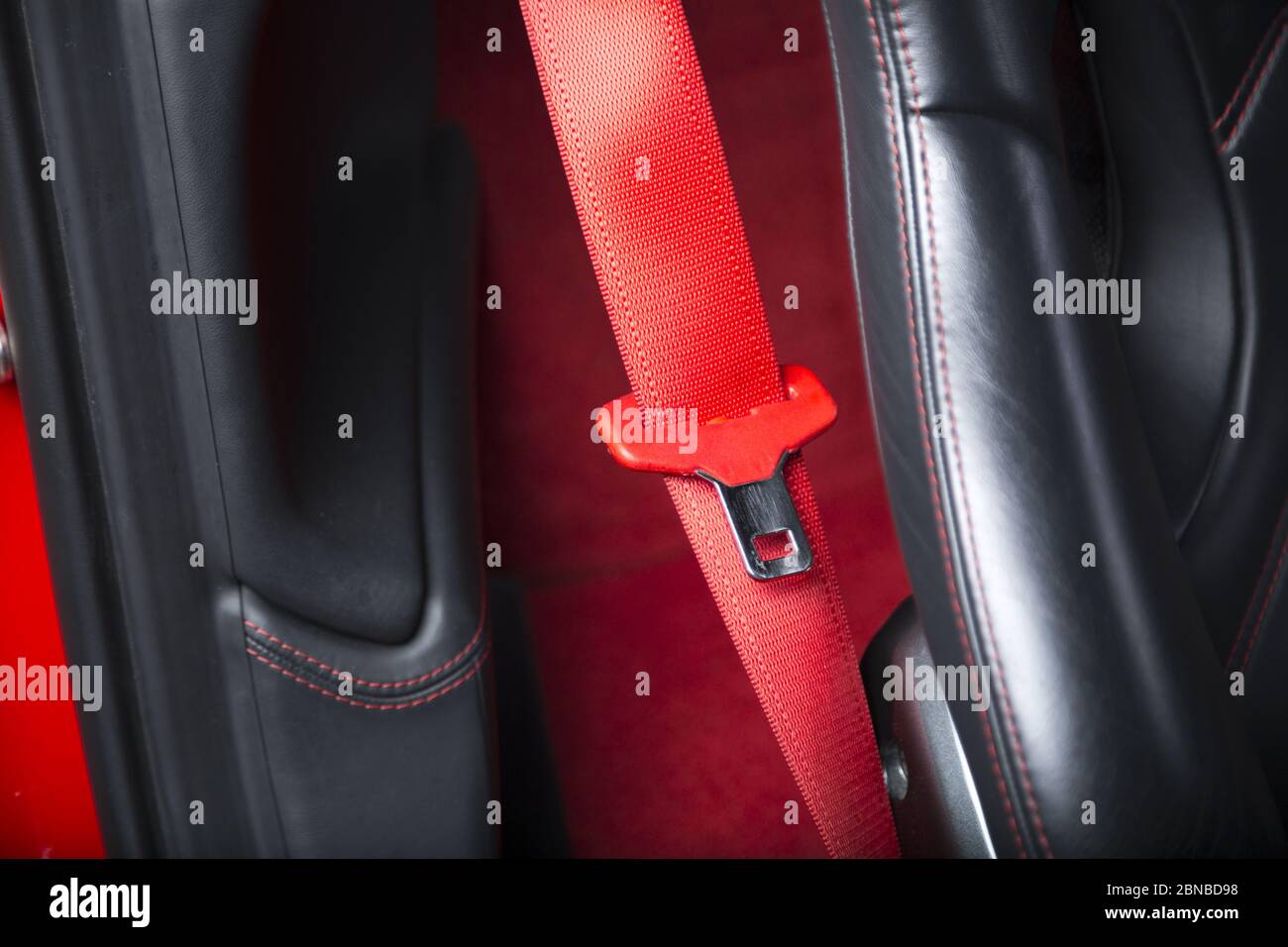 Gros plan d'une ceinture rouge dans la voiture moderne intérieur Photo  Stock - Alamy