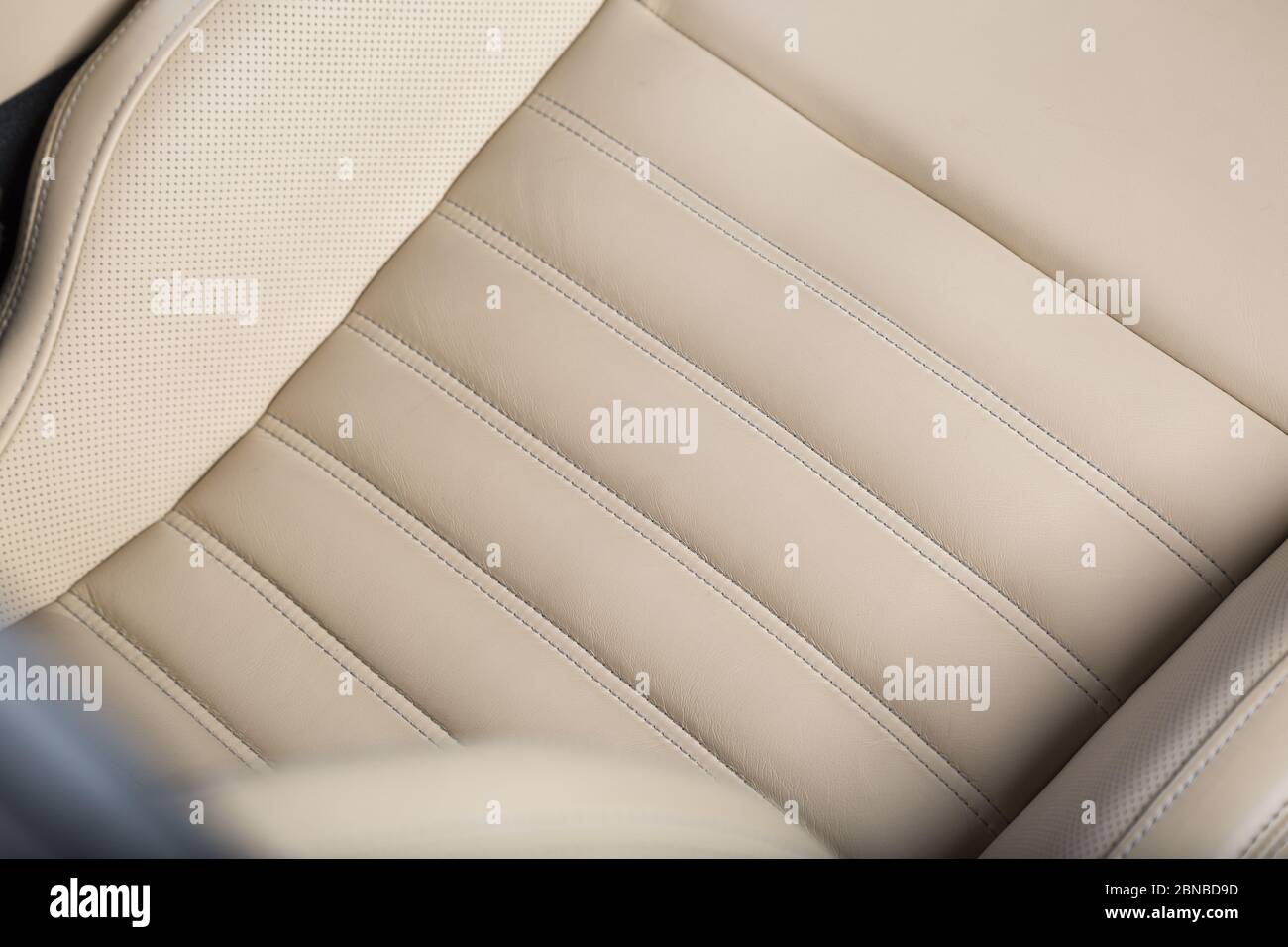 Gros plan de la texture du siège en cuir beige d'un voiture moderne Banque D'Images