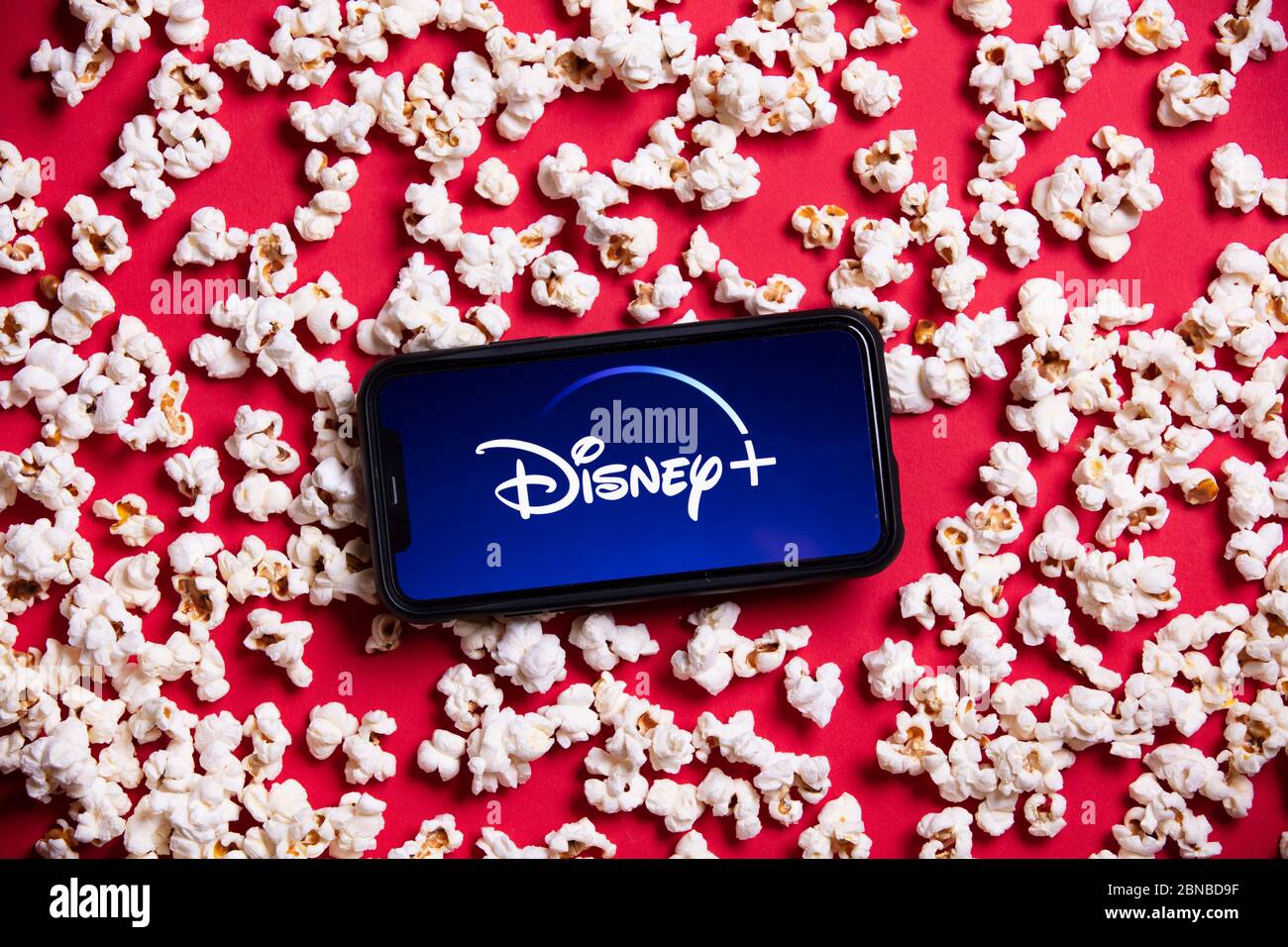 LONDRES, Royaume-Uni - 14 2020 MAI : logo Disney plus sur un smartphone avec pop-corn Banque D'Images