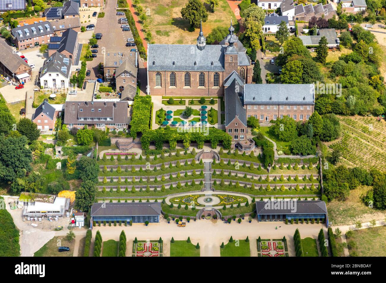 Monastère de Kamp avec terrasse de jardins, Landesgartenschau 2020, spectacle horticole d'état, vue aérienne, Allemagne, Rhénanie-du-Nord-Westphalie, région de la Ruhr, Kamp-Lintfort Banque D'Images