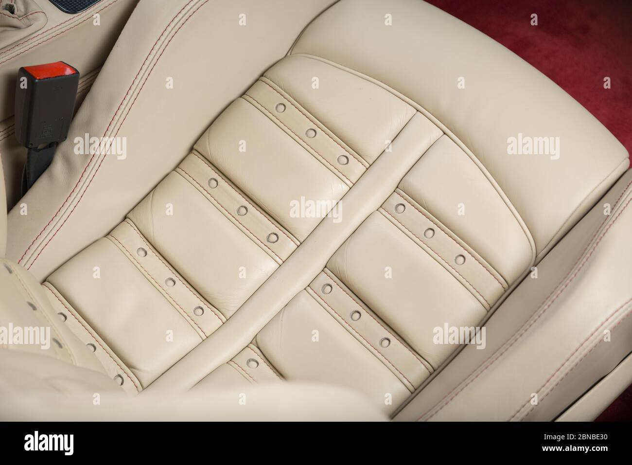 Gros plan de la texture du siège en cuir beige d'un voiture moderne Banque D'Images