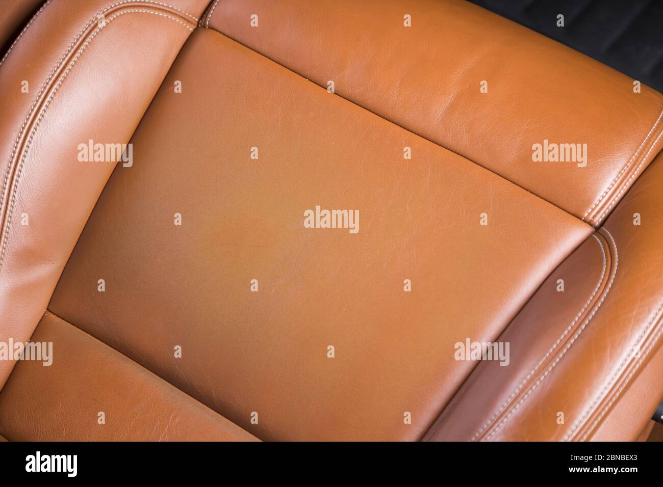 Gros plan de la texture du siège en cuir marron d'un voiture moderne Banque D'Images