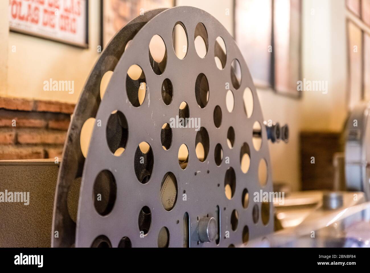Ancien projecteur de cinéma. Un ancien caméscope dans un musée. Il est utilisé avec un film rétro. Mais le corps est un design classique. Le cinéma vintage Banque D'Images