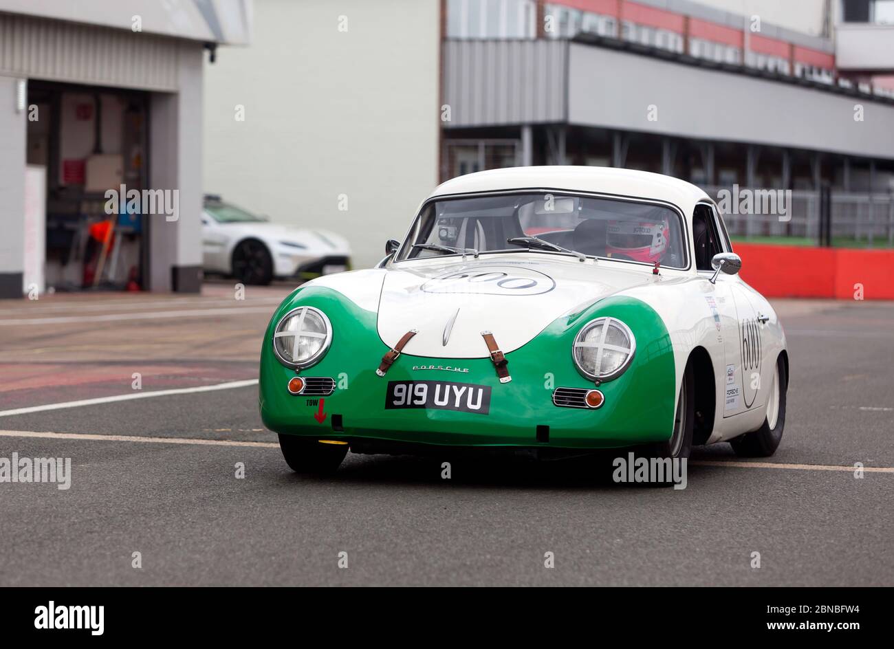 Sam Tordoch au volant de son blanc et vert,1954, Porsche 356 1500A PREA, pendant la session de qualification pour le RAC Club touristes Trophée pour voitures historiques Banque D'Images