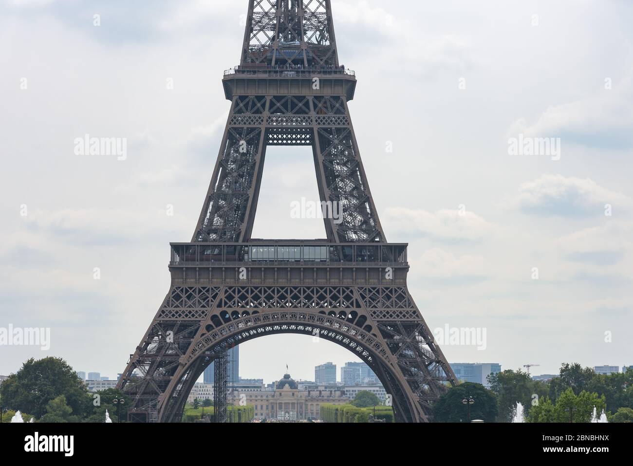 Vue détaillée de la tour Eiffel par une belle journée d'été. C'est la plus haute structure de Paris, en France, et le monument payé le plus visité. Banque D'Images