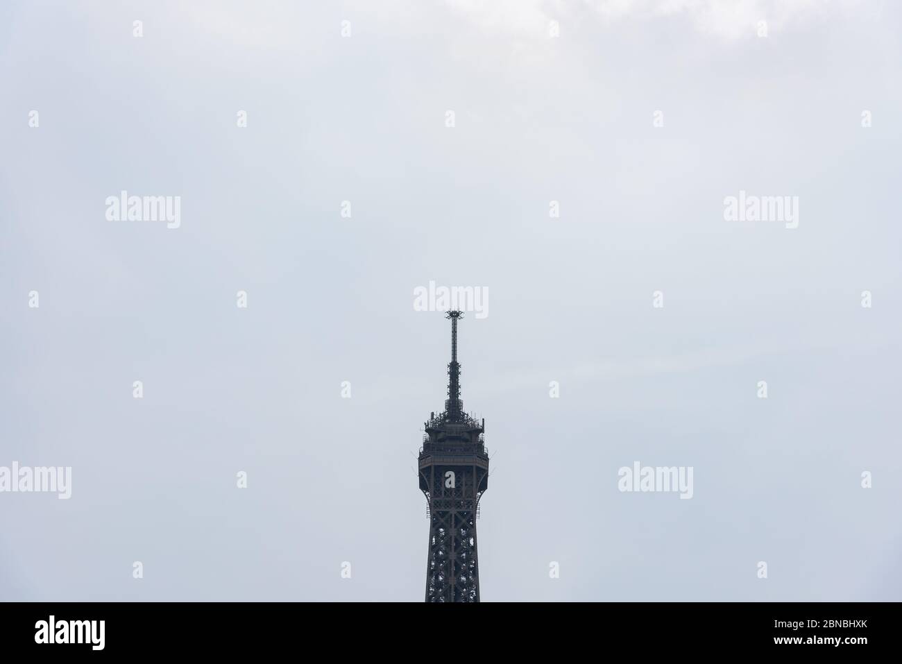 Vue détaillée de la tour Eiffel par une belle journée d'été. C'est la plus haute structure de Paris, en France, et le monument payé le plus visité. Banque D'Images