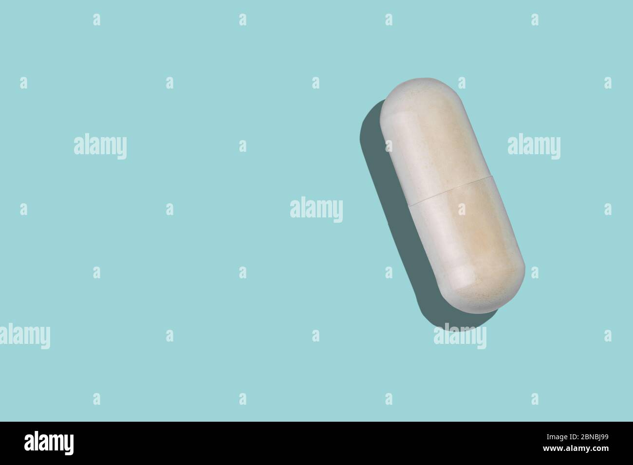 Pilule médicale, capsule de médecine pharmaceutique. Analgésique, vitamine, antibiotique, probiotique sur fond bleu. Concept médical. Science concept backgro Banque D'Images