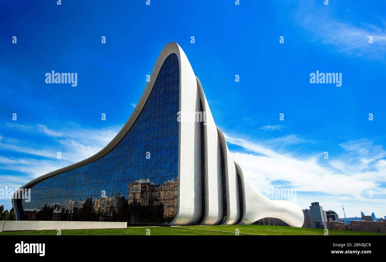 Le Heydar Aliyev Centre est un complexe de 57,500 m2 (619,000 pieds carrés) conçu par l'architecte iraquien-britannique Zaha Hadid à Bakou, Azerbaïdjan Banque D'Images