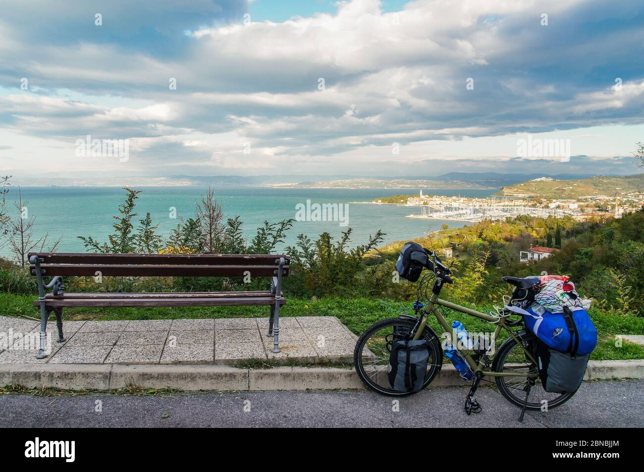 Visite à vélo avec des bagages depuis la vue magnifique sur la jetée de Slovénie, en Europe Banque D'Images Visite à vélo avec des bagages depuis la vue magnifique sur la jetée de Slovénie, en Europe Banque D'Images