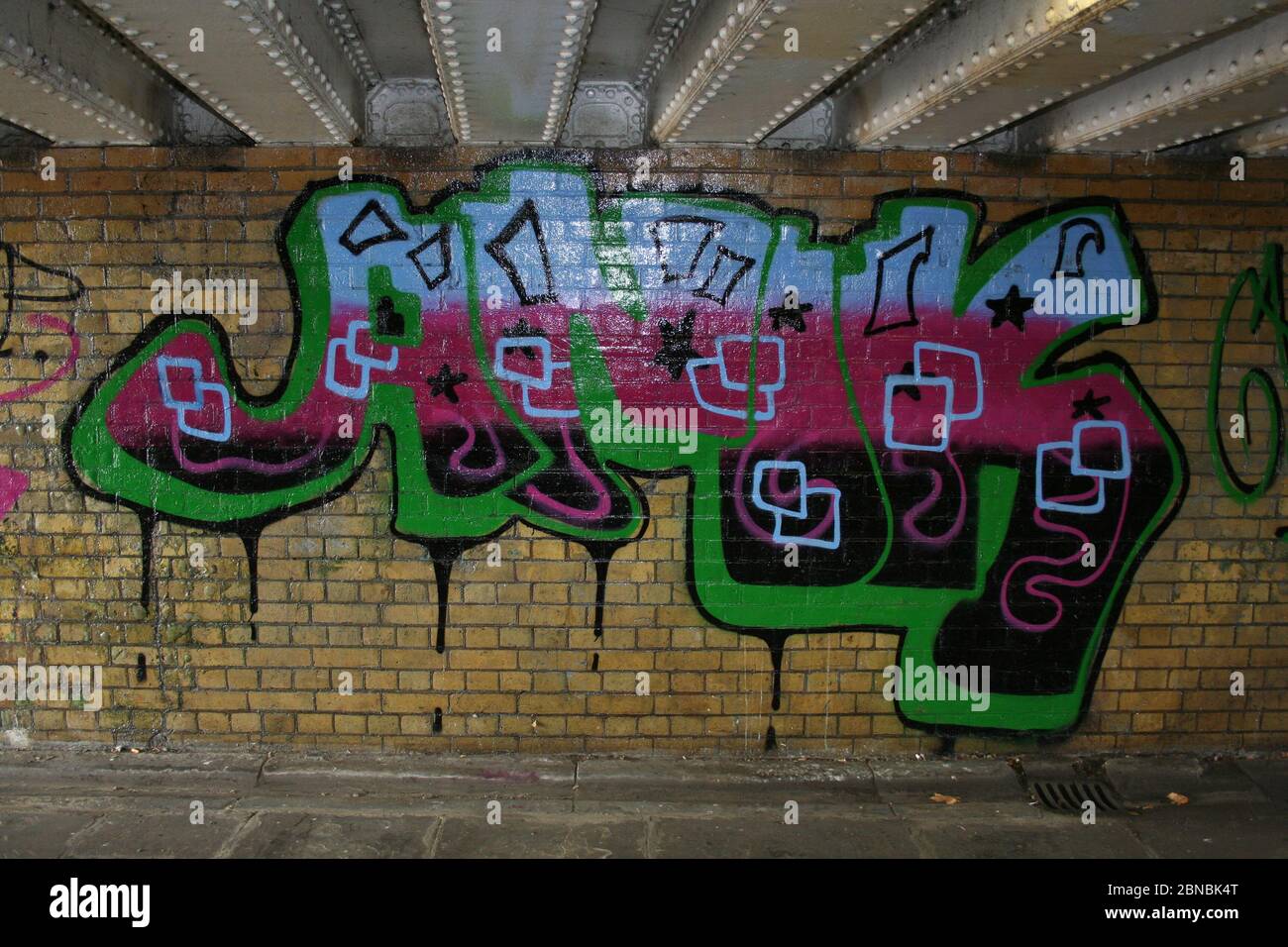 Londres, Angleterre - août 30 2006 : graffitis peint sur un mur de briques sous un pont traversant la Tamise. Banque D'Images
