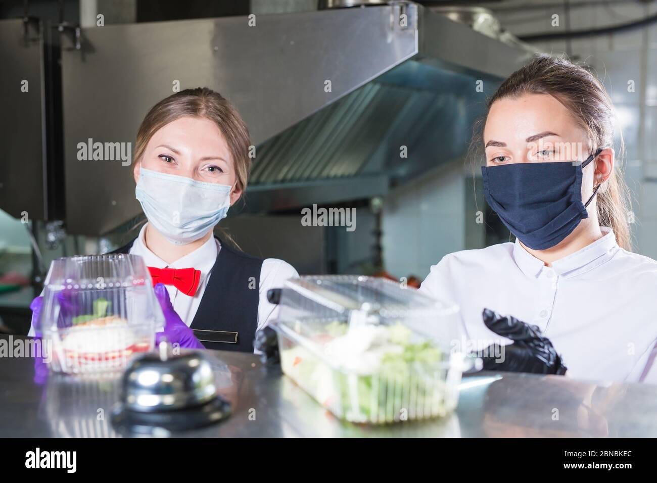 les serveurs servent un conteneur de nourriture dans le restaurant Banque D'Images