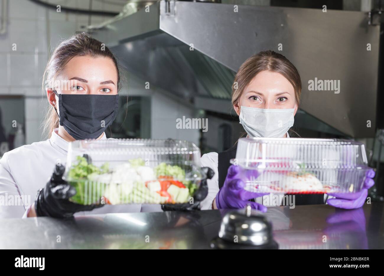 les serveurs servent un conteneur de nourriture dans le restaurant Banque D'Images